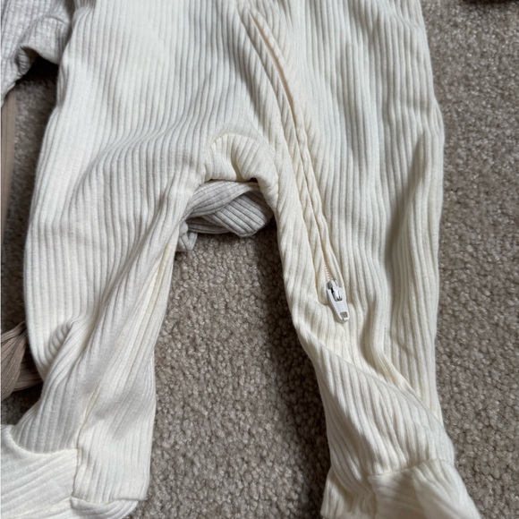 Bundle of 4 Old Navy Ribbed 2-Way Zipper Footies Size Newborn Size 3-6M - Picture 2 of 7